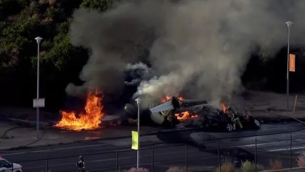 Место происшествия, где малогабаритный бизнес-джет упал на автомобиль недалеко от аэропорта в пригороде американского Финикса - Sputnik Беларусь