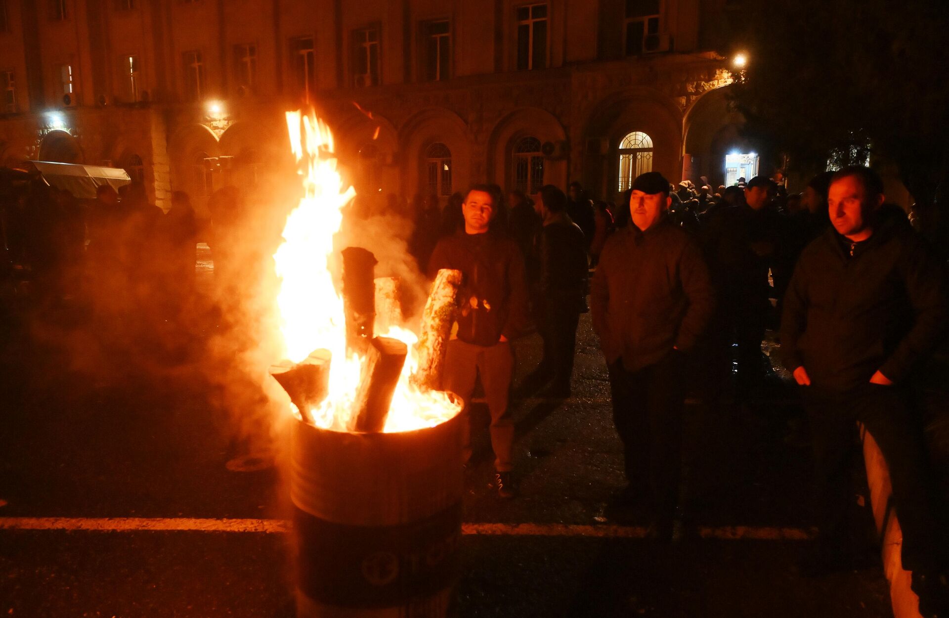 Сторонники оппозиции жгут дрова и бумагу в бочке у здания парламента Абхазии в Сухуме - Sputnik Беларусь, 1920, 16.11.2024