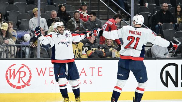 Александр Овечкин из Washington Capitals празднует свой гол в третьем периоде с товарищем по команде Алексеем Протасом  - Sputnik Беларусь