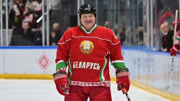 Александр Лукашенко на льду - Sputnik Беларусь