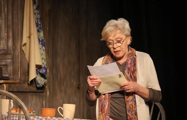 Алиса Бруновна и сегодня выходит на сцену. В текущем репертуаре БДТ она задействована в спектаклях &quot;Война и мир Толстого&quot;, &quot;Лето одного года&quot;, &quot;Дядюшкин сон&quot; и &quot;Алиса&quot;. На фото:  Алиса Фрейндлих в спектакле &quot;Лето одного года&quot;, съемка 2023 года. - Sputnik Беларусь