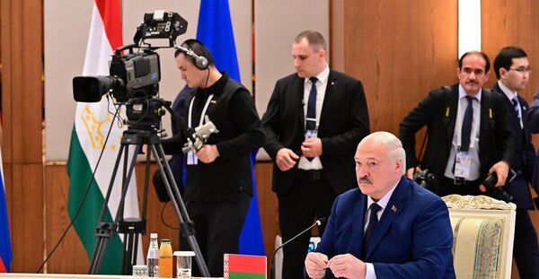 Чуть более чем через месяц, 28 ноября, Александр Лукашенко принял участие в саммите ОДКБ в Астане. В своем выступлении на саммите белорусский лидер затронул темы многополярности, НАТОфикации Европы и мира, контроля новых видов оружия, "Зеленой сделки" ЕС.И обсудил с российским президентом новейшую систему "Орешник" – ее впервые применили незадолго до саммита. Чуть более чем через месяц, 28 ноября, Александр Лукашенко принял участие в саммите ОДКБ в Астане. В своем выступлении на саммите белорусский лидер затронул темы многополярности, НАТОфикации Европы и мира, контроля новых видов оружия, "Зеленой сделки" ЕС.И обсудил с российским президентом новейшую систему "Орешник" – ее впервые применили незадолго до саммита. - Sputnik Беларусь