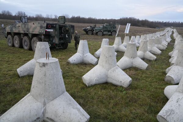 Бетонные заграждения, являющиеся частью польского укрепления &quot;Восточный щит&quot; на границе Польши с Россией в Домбровке. - Sputnik Беларусь