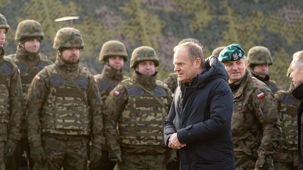 Премьер-министр Польши Дональд Туск во время осмотра первой завершенной секции укреплений Восточный щит на польско-российской границе - Sputnik Беларусь