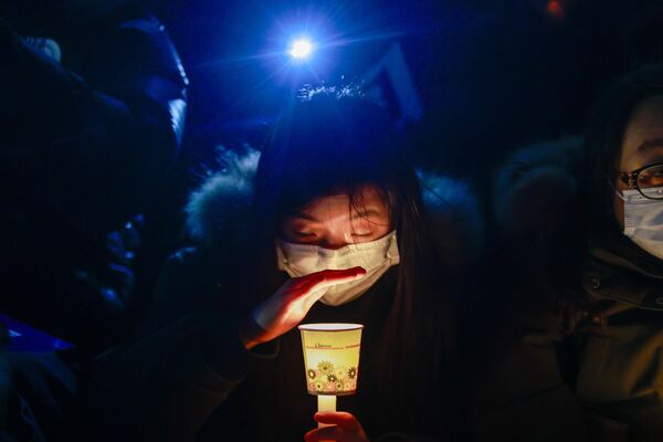 Люди во время митинга у здания Национальной ассамблеи в Сеуле, Южная Корея - Sputnik Беларусь