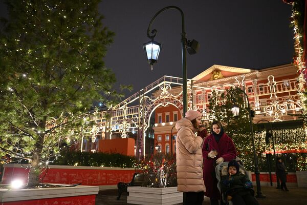 Новогодние украшения на Тверской площади в Москве - Sputnik Беларусь