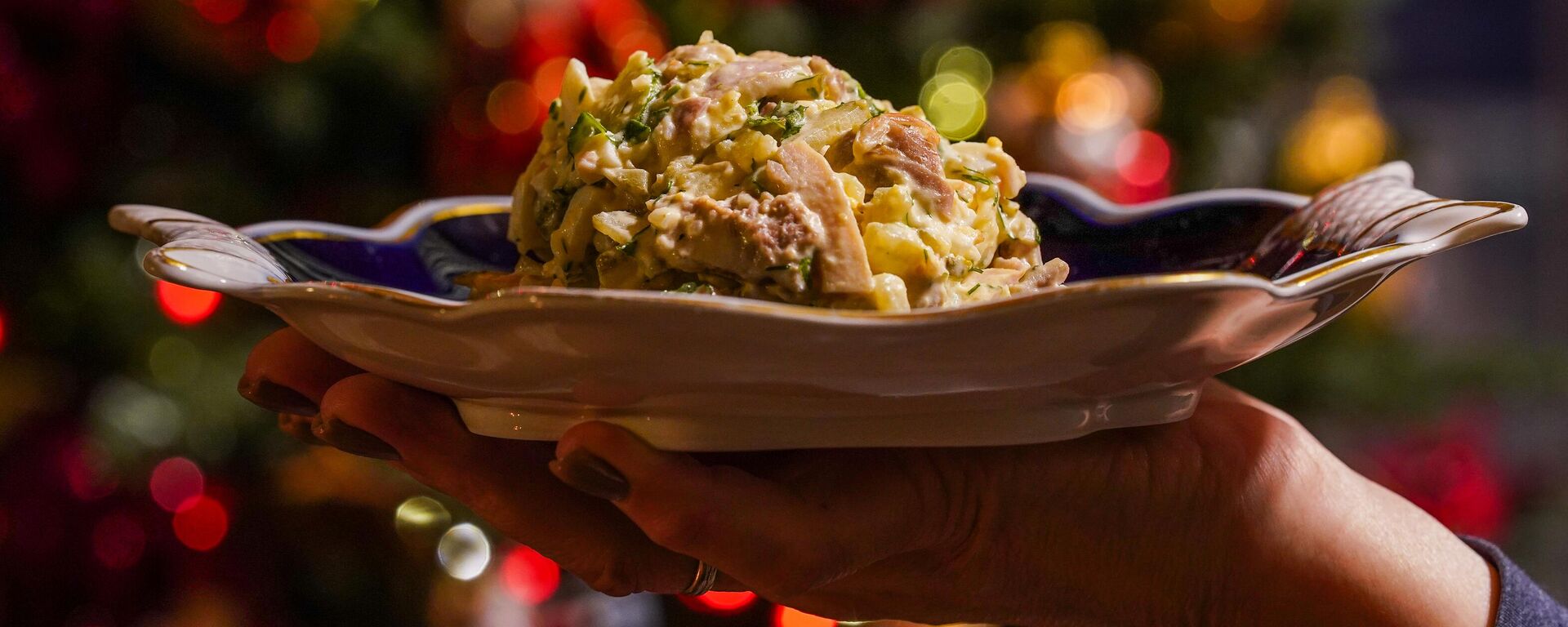 Салат Оливье на фоне новогодней елки - Sputnik Беларусь, 1920, 27.12.2025