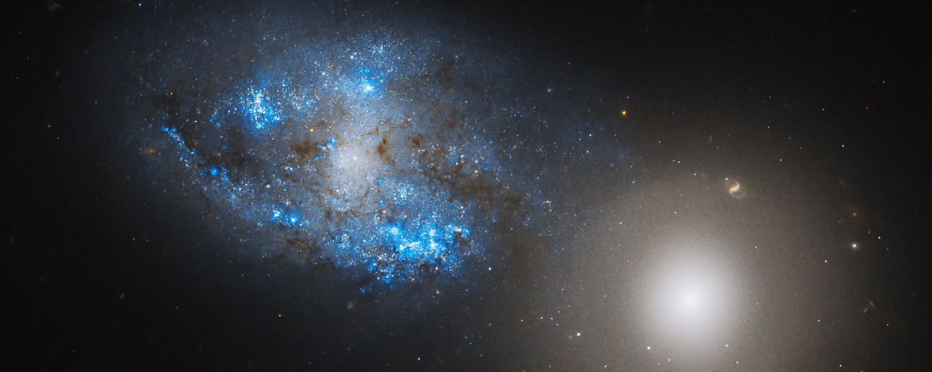 Спиральная галактика с перемычкой NGC 275 и линзовидная галактика NGC 274 объединяются, чтобы создать взаимодействующую пару, известную как Arp 140 - Sputnik Беларусь, 1920, 03.04.2026