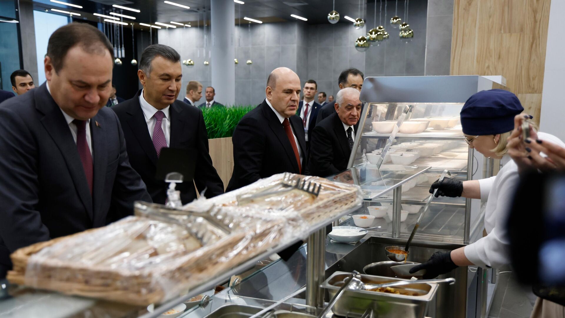 Премьер-министры Беларуси, Таджикистана и России в студенческой столовой в МГТУ имени Баумана в Москве - Sputnik Беларусь, 1920, 12.12.2024