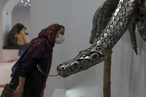 Скульптура змеи, сделанная из металлолома, выставлена в закрытом помещении Металлического зоопарка в Шахрезе, Иран. - Sputnik Беларусь