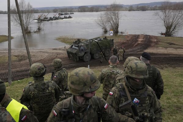 С 22 января по 31 мая 2024 года по всему Трансатлантическому региону проходили учения НАТО Steadfast Defender-24 – крупнейшие маневры Альянса со времен холодной войны.На фото: войска НАТО принимают участие в военных учениях Steadfast Defender 24 в Коженево, Польша, в понедельник, 4 марта 2024 года. - Sputnik Беларусь