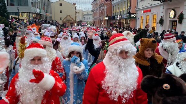 Дед Мороз на катере и большое шествие – Гродно устроил новогодний парад - Sputnik Беларусь