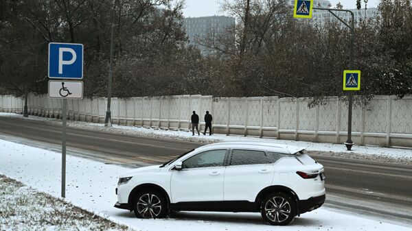 Покрытый снегом автомобиль на улице - Sputnik Беларусь