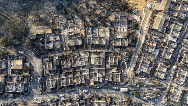 В феврале 2024 года в Чили вспыхнула серия смертоносных лесных пожаров, затронувших несколько регионов, включая Вальпараисо, О’Хиггинс, Мауле, Биобио и Лос-Лагос.В результате пожаров погиб в общей сложности 131 человек. Только в Винья-дель-Мар и Кильпузе огонь повредил или поностью уничтожил не менее 14 тысяч домов. На фото: дома, сгоревшие во время лесных пожаров в районе Эль-Оливар в Винья-дель-Мар, Чили, 5 февраля 2024 года. - Sputnik Беларусь