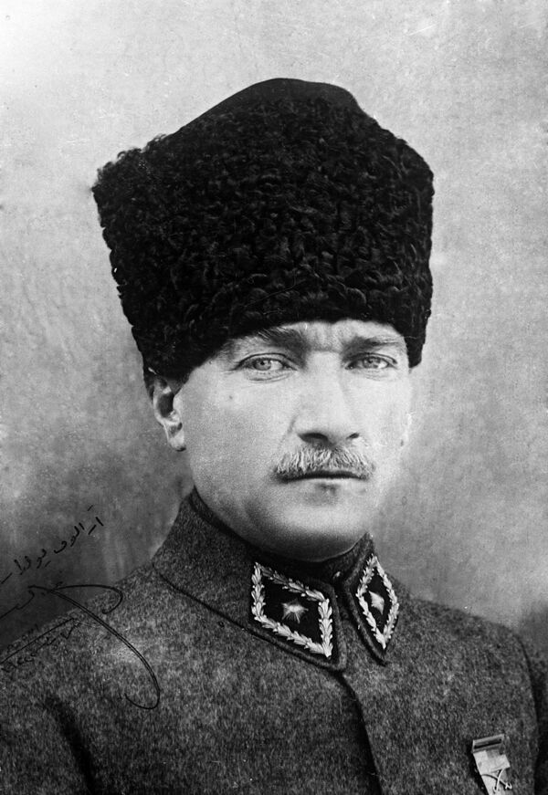 19 мая 1881 родился турецкий политик, первый президент Турецкой Республики Мустафа Кемаль Ататюрк.Приобрел в Турции непререкаемый авторитет и любовь нации. - Sputnik Беларусь