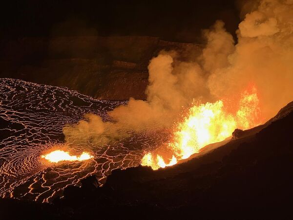 Геологи собрали образцы нового извержения, которые отложились на краю кальдеры к западу от нее, и задокументировали фонтаны лавы, достигавшие высоты 80 метров (260 футов) примерно в 4:30 утра по тихоокеанскому времени. - Sputnik Беларусь