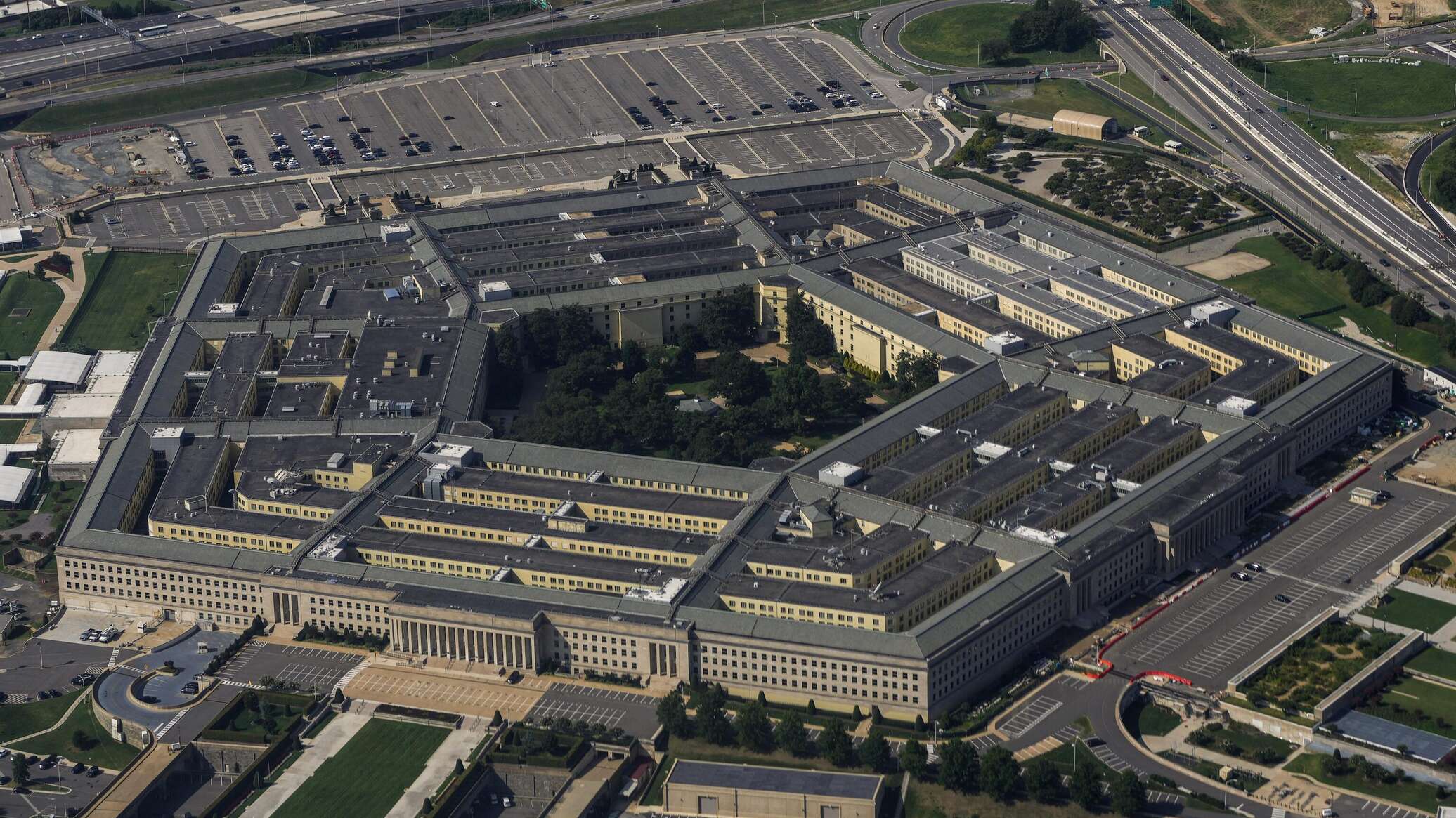 Министерства обороны в США больше нет: глава Пентагона лично сменил табличку