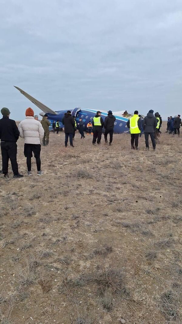 Президент Азербайджана Ильхам Алиев решил экстренно вернуться в Баку с саммита СНГ в Санкт-Петербурге после известия о крушении самолета. - Sputnik Беларусь