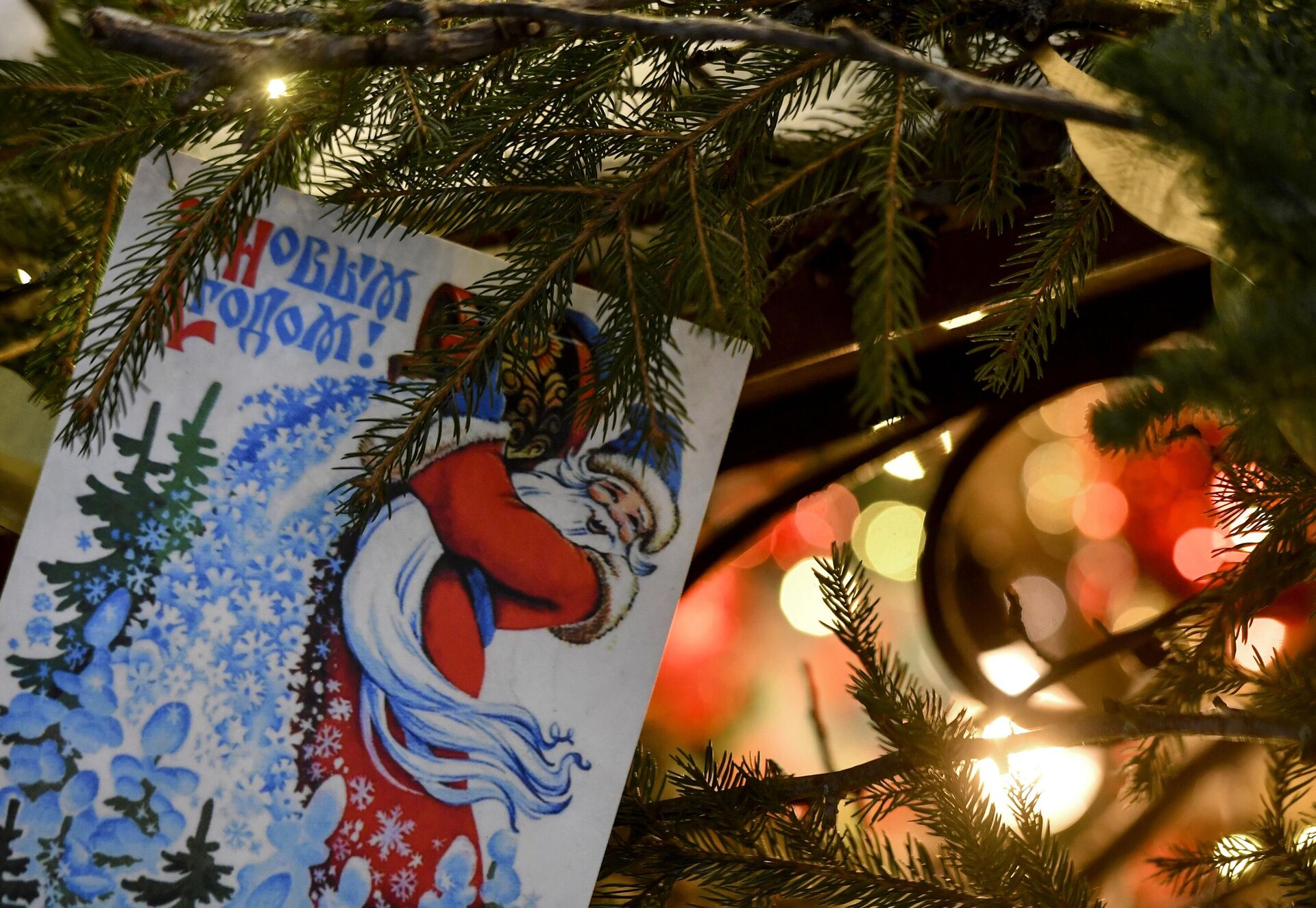 Открытка на украшенной новогодней елке  - Sputnik Беларусь, 1920, 09.12.2025