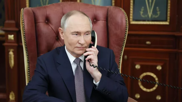 Президент РФ Владимир Путин общается по телефону - Sputnik Беларусь