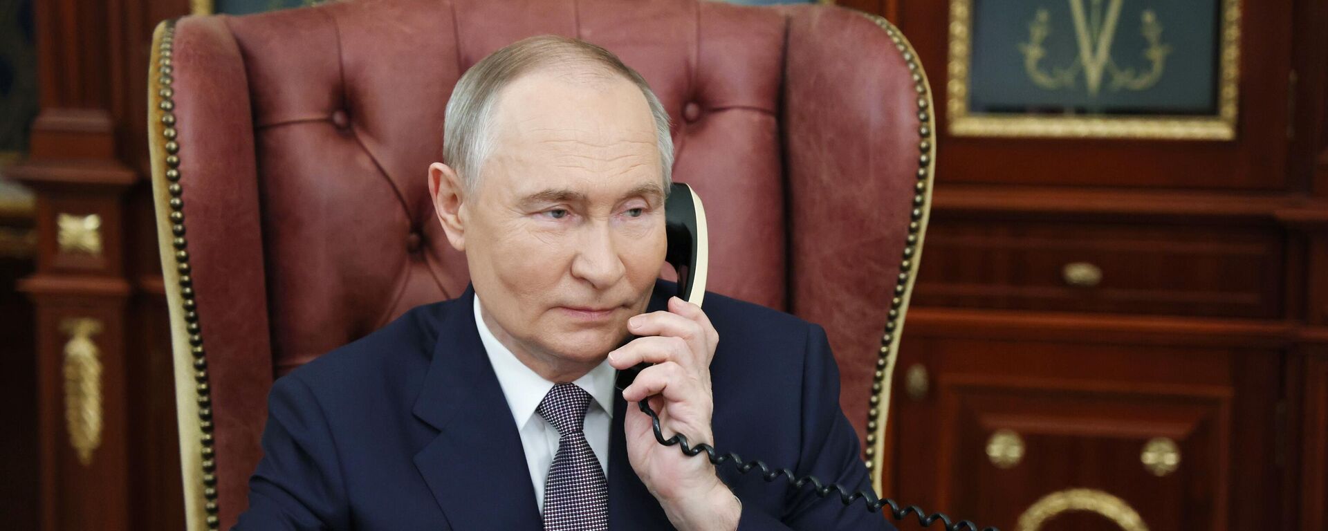 Прэзідэнт РФ Уладзімір Пуцін размаўляе па тэлефоне - Sputnik Беларусь, 1920, 11.08.2025