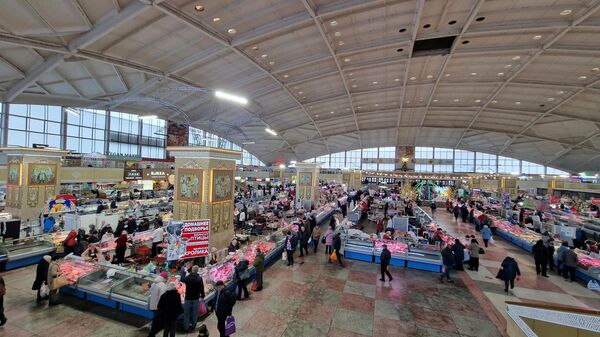 Предновогодняя Комаровка: елки, мандарины и золотая голубика - Sputnik Беларусь