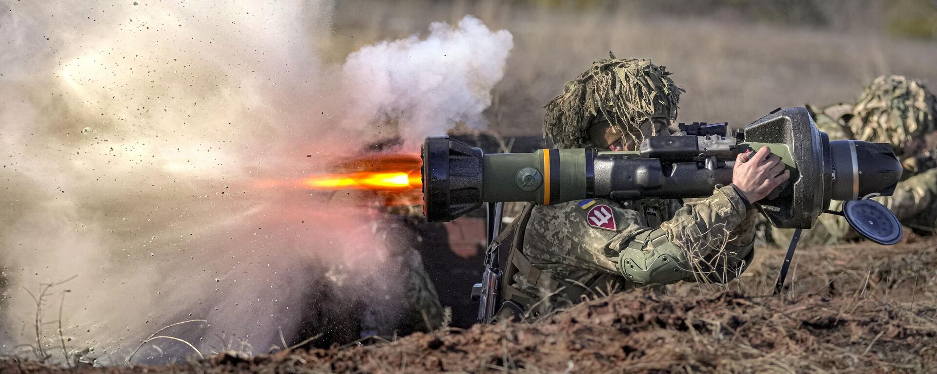 Украинский военнослужащий стреляет из противотанкового оружия NLAW - Sputnik Беларусь, 1920, 11.05.2025