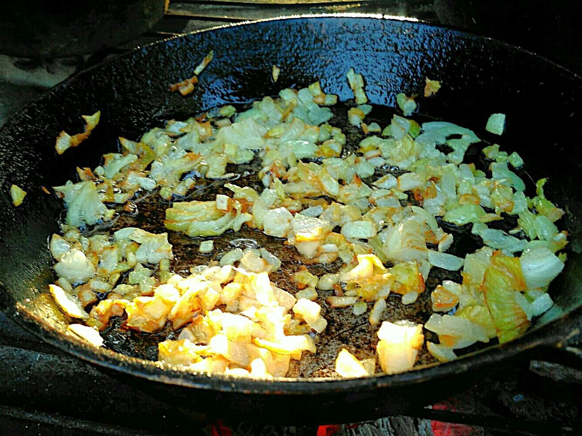 Цыбулька смажыцца Цыбулька смажыцца - Sputnik Беларусь, 1920, 03.12.2025