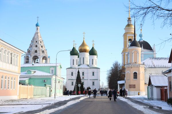 Першы белакаменны будынак Успенскага сабора ў Каломне, паводле ацэнак гісторыкаў, быў пабудаваны каля 1329 года, храм, які можна ўбачыць сёння (на фота ў цэнтры), – трэці па ліку, ён быў узведзены ў 1672-1682 гадах.Сабор закрылі ў 1929-м, а вярнулі Рускай праваслаўнай царкве ў 1989-м. - Sputnik Беларусь