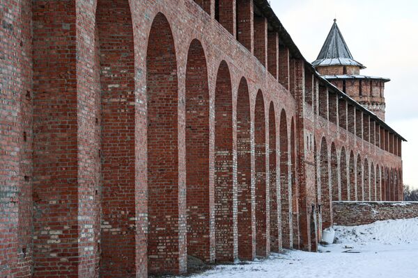 Каломенскі крэмль быў пабудаваны ў XVI стагоддзі пад кіраўніцтвам італьянскіх майстроў у рэкордныя тэрміны – пачалі будаўніцтва 25 мая 1525 года, а завяршылі – 15 жніўня 1531-га.Агульная даўжыня сцен, якія агароджвалі тэрыторыю плошчай 24 га, складала каля 2 км, па перыметры было 16 веж, у 3 з іх была брама. - Sputnik Беларусь