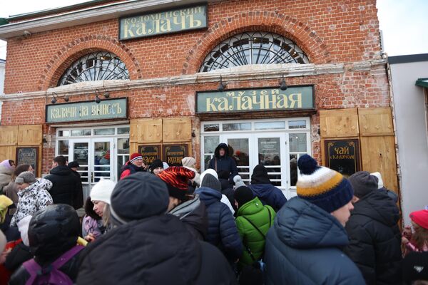 Музей &quot;Калачная&quot;, які размясціўся ў сценах помніка архітэктуры XIX стагоддзя, прапусціць адназначна нельга: гэта і пазнавальна, і смачна!Водар свежага хлеба адчуваецца ўжо на падыходзе, усярэдзіне ў фарбах распавядаюць аб вытоках калачнай справы, а пасля – частуюць гарачым калачом з маслам і гарбатай. У краме музея можна пакаштаваць выпечкі па рэцэптах XIV стагоддзя, у тым ліку – калач &quot;Каломенскі&quot; з тушанай гуссю. - Sputnik Беларусь