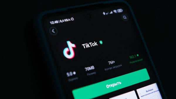 Страница мобильного приложения TikTok в мобильном телефоне - Sputnik Беларусь