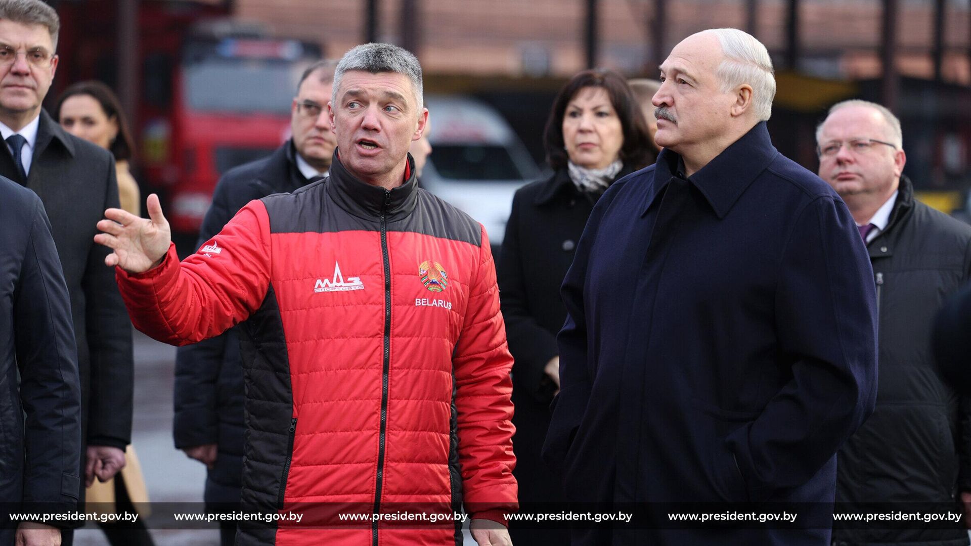 Сергей Вязович и Александр Лукашенко во время посещения главой государства Минского автозавода - Sputnik Беларусь, 1920, 21.01.2025