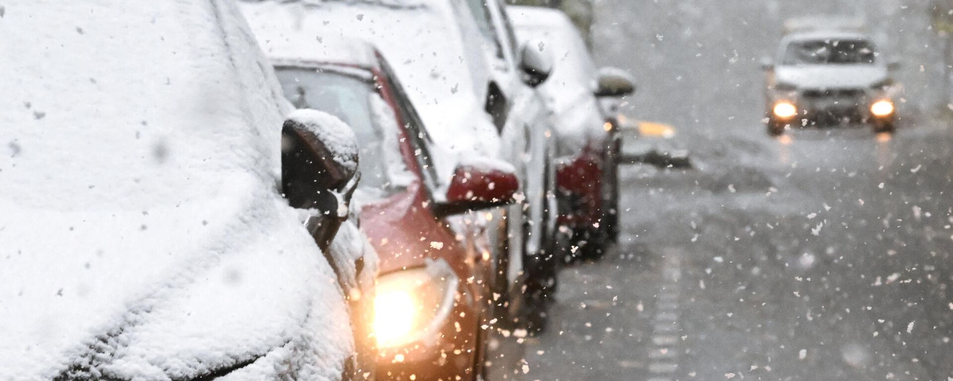 Занесенные снегом автомобили  - Sputnik Беларусь, 1920, 02.01.2026