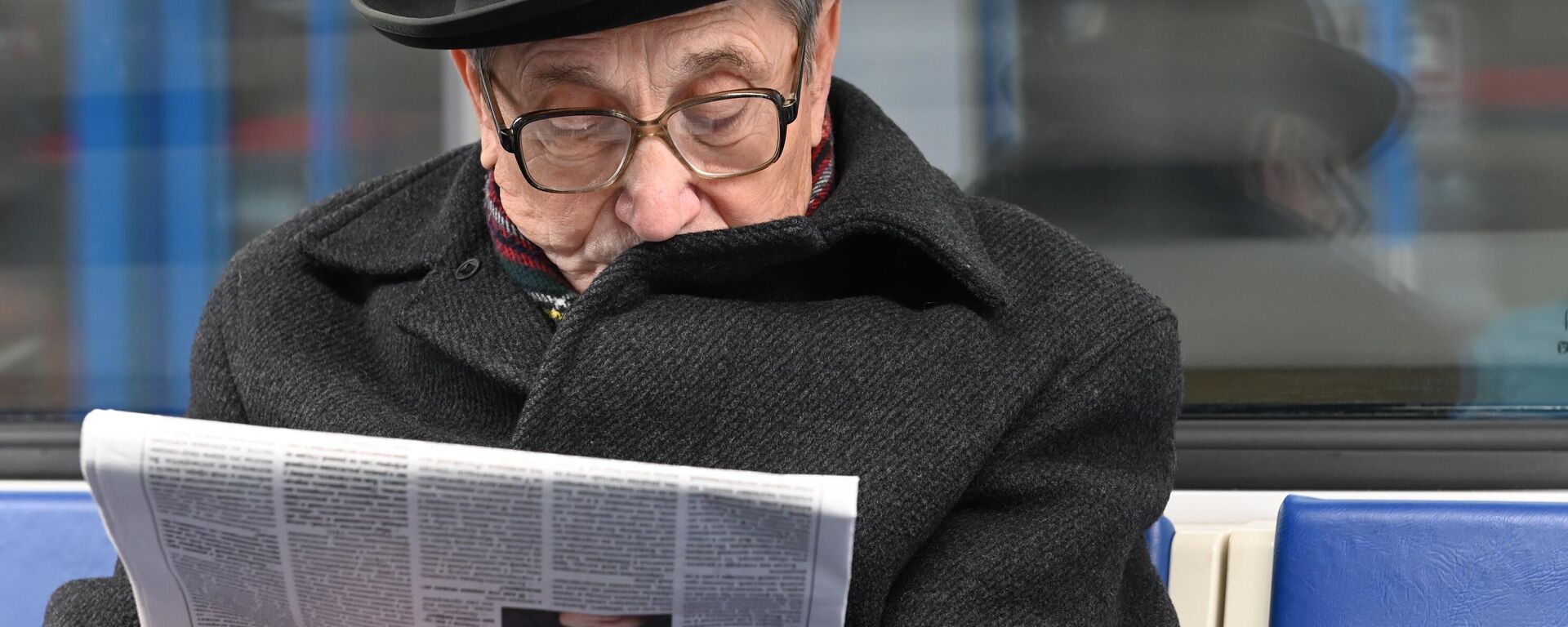 Мужчина читает газету во время поездки в метро - Sputnik Беларусь, 1920, 13.03.2026