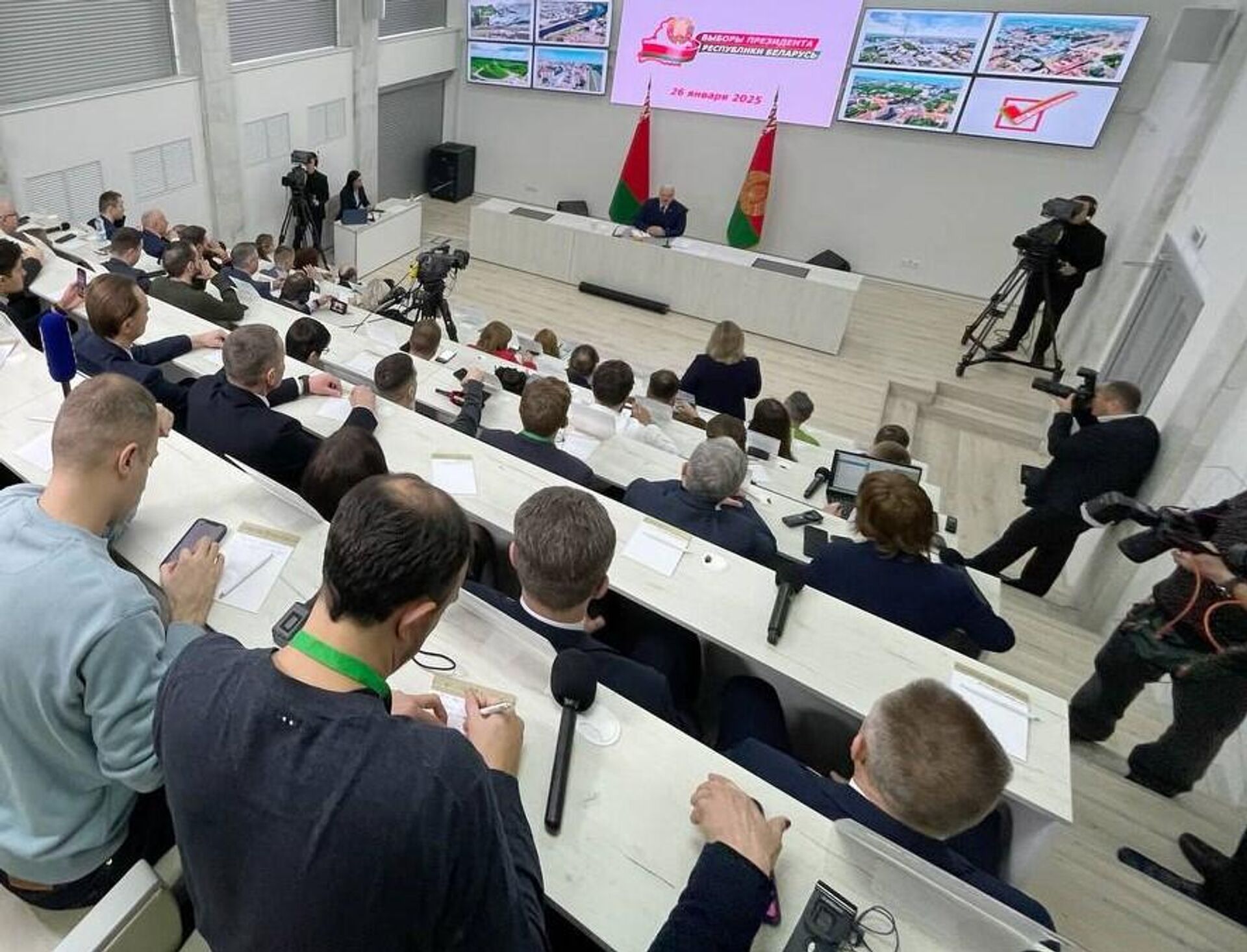 Пресс-конференция Александра Лукашенко после голосования - Sputnik Беларусь, 1920, 23.12.2025