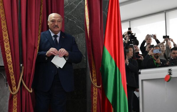 Месяц спустя, 26 января 2025 года, в Беларуси состоялись президентские выборы. По данным ЦИК Беларуси, Александр Лукашенко победил на них с большим отрывом.В этот день глава государства после того, как проголосовал на избирательном участке, дал пресс-конференцию представителям белорусских и зарубежных СМИ. Отвечая на вопросы журналистов, он пошутил о преемнике, впервые рассказал, как у него появился шпиц Умка, и что к учебе его сына Николая в Пекине причастен председатель КНР Си Цзиньпин, признался, что не хотел участвовать в этих президентских выборах.А также высказался по поводу резолюции Европарламента о выборах, заявил о готовности Беларуси к диалогу с ЕС, рассказал, сколько "Орешников" нужно для безопасности Беларуси, призвал власти Польши покупать трактора вместо танков и пообещал поддержать миротворческие усилия Трампа. Месяц спустя, 26 января 2025 года, в Беларуси состоялись президентские выборы. По данным ЦИК Беларуси, Александр Лукашенко победил на них с большим отрывом.В этот день глава государства после того, как проголосовал на избирательном участке, дал пресс-конференцию представителям белорусских и зарубежных СМИ. Отвечая на вопросы журналистов, он пошутил о преемнике, впервые рассказал, как у него появился шпиц Умка, и что к учебе его сына Николая в Пекине причастен председатель КНР Си Цзиньпин, признался, что не хотел участвовать в этих президентских выборах.А также высказался по поводу резолюции Европарламента о выборах, заявил о готовности Беларуси к диалогу с ЕС, рассказал, сколько "Орешников" нужно для безопасности Беларуси, призвал власти Польши покупать трактора вместо танков и пообещал поддержать миротворческие усилия Трампа. - Sputnik Беларусь