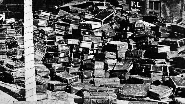Чемоданы бывших узников нацистского концентрационного лагеря смерти Освенцим (Аушвиц) с маркировками всех стран Европы - Sputnik Беларусь