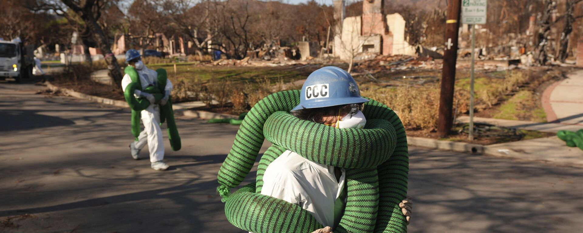 Сотрудник Калифорнийского корпуса охраны природы работает на месте пожара в Палисейдсе в Лос-Анджелесе - Sputnik Беларусь, 1920, 28.01.2025