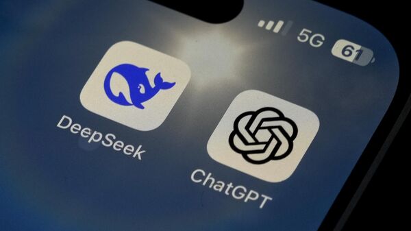 Значки приложений для смартфонов DeepSeek и ChatGPT на экране смартфона - Sputnik Беларусь