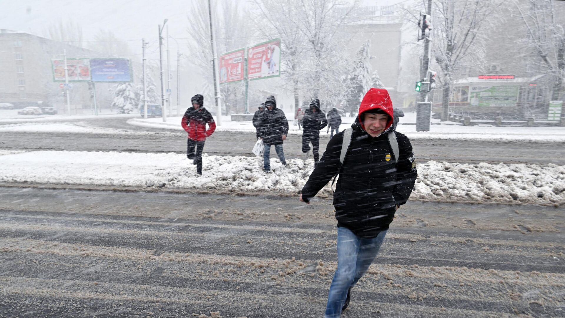 Подростки бегут по заснеженному пешеходному переходу - Sputnik Беларусь, 1920, 02.02.2025