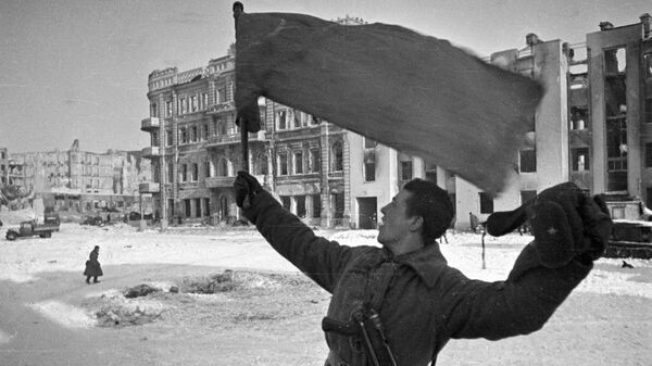 Сталинградская битва. Красноармеец с красным знаменем на площади Павших борцов в Сталинграде, после окончания боев - Sputnik Беларусь