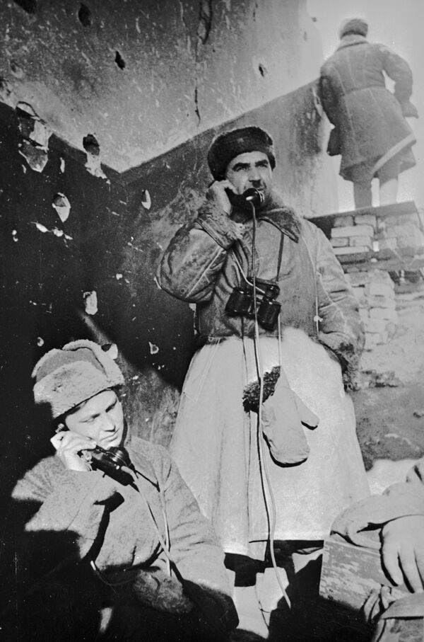 С октября 1942 года по январь 1943 года в районе сталинградских заводов &quot;Баррикады&quot; и &quot;Красный Октябрь&quot; в полном окружении (с трех сторон – противник, а с четвертой – Волга) вела бои 138-я стрелковая дивизия 62-й армии. Дивизией командовал полковник Иван Людников. - Sputnik Беларусь