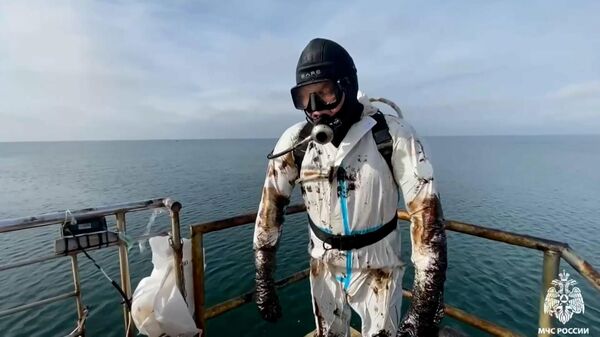 Водолазы собирают мазут со дна Черного моря после крушения танкеров (видео) - Sputnik Беларусь