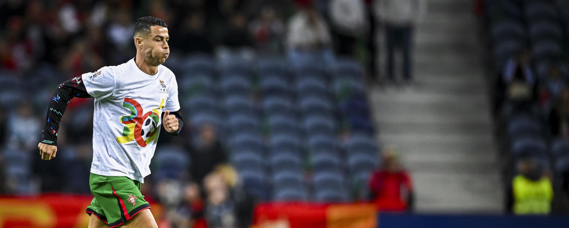 Криштиану Роналду из Португалии во время разминки перед матчем группы А1 Лиги наций УЕФА 2024/25 между Португалией и Польшей на стадионе Драгау 15 ноября 2024 года в Порту, Португалия - Sputnik Беларусь, 1920, 05.02.2025