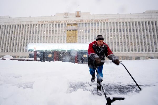 Расчыстка плошчы перад Домам Урада Сахалінскай вобласці на Камуністычным праспекце Паўднёва-Сахалінска. - Sputnik Беларусь