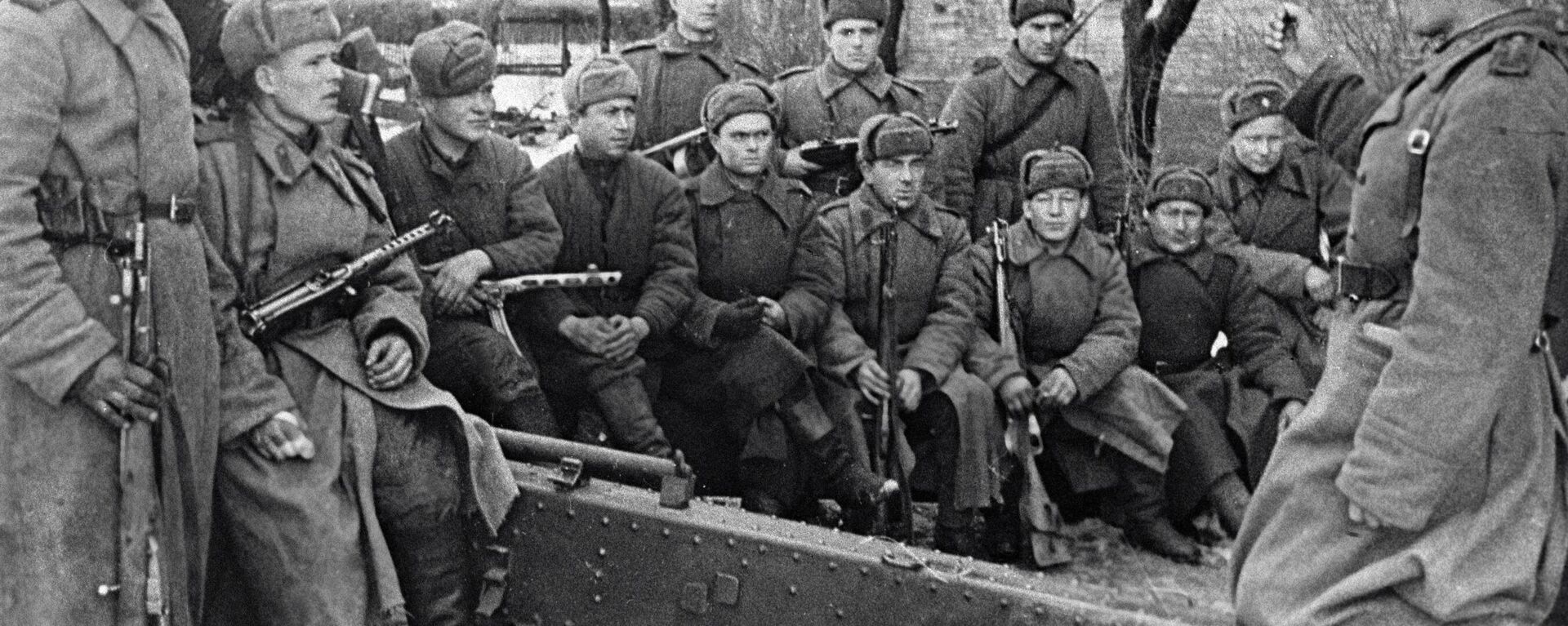 Камандзір батарэі расказвае байцам аб забойстве немцамі савецкіх парламенцёраў - Sputnik Беларусь, 1920, 09.05.2025