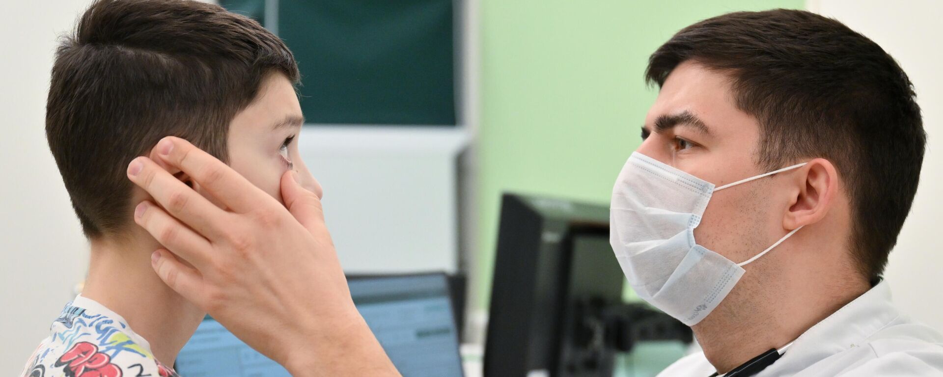 На осмотре у врача в детской городской поликлинике - Sputnik Беларусь, 1920, 14.02.2025