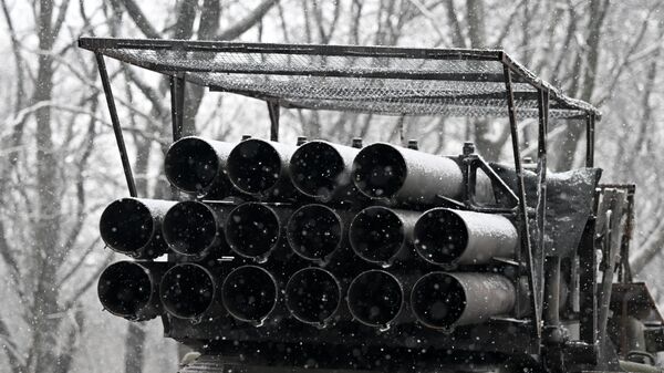 Зарядка реактивной системы залпового огня Ураган - Sputnik Беларусь