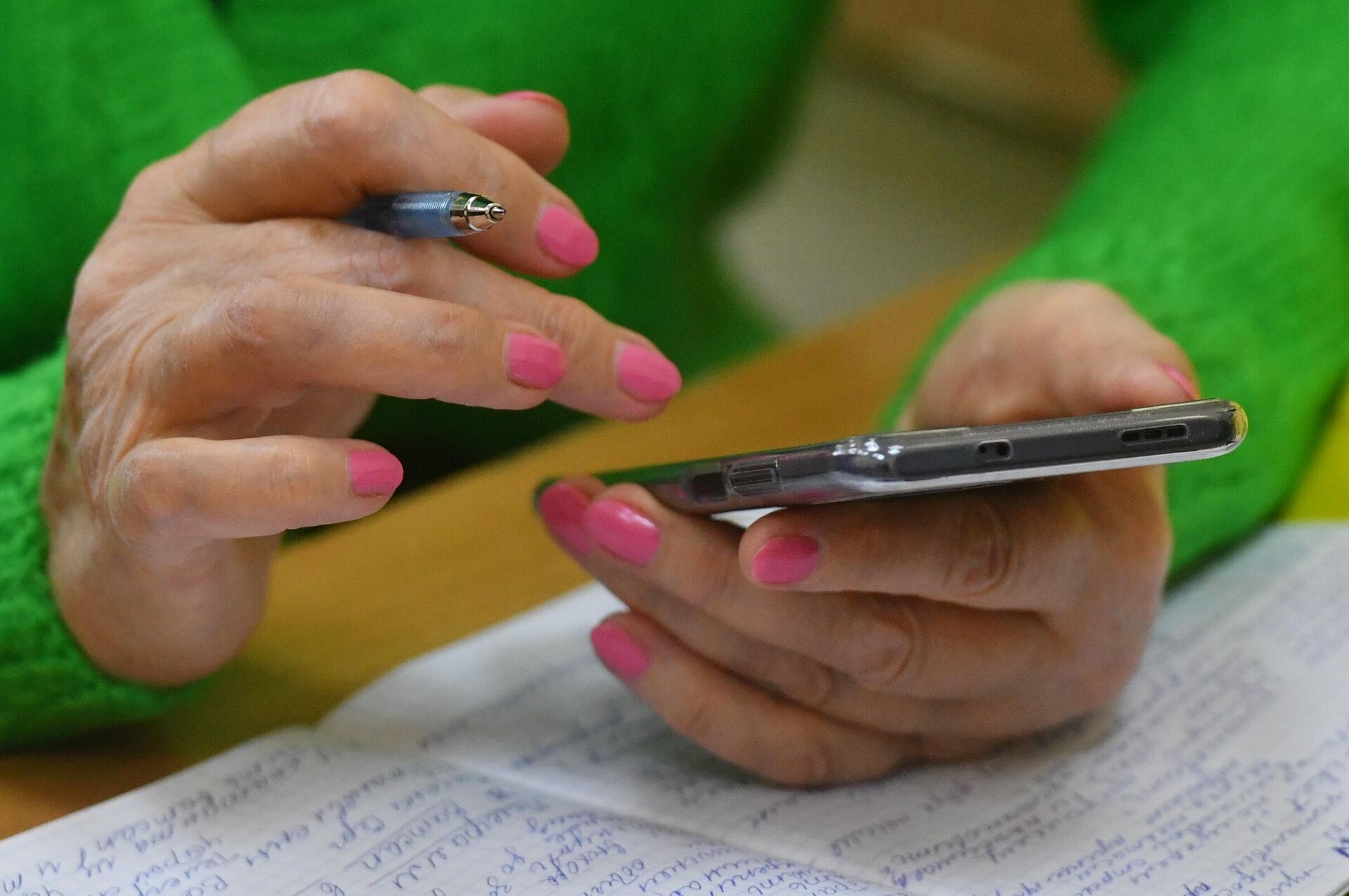 Телефон в руках пожилой женщины - Sputnik Беларусь, 1920, 30.06.2025